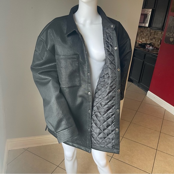 Black Metallic Snap-Button Shacket
Size xxl
For Men 
New
Brand is Forever 21 - Picture 10 of 11